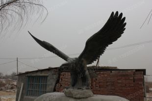 动物石雕老鹰,石雕雄鹰雕塑,园林石雕雄鹰雕塑,雄鹰动物雕塑,曲阳石雕厂,曲阳雕塑公司 -- XY004