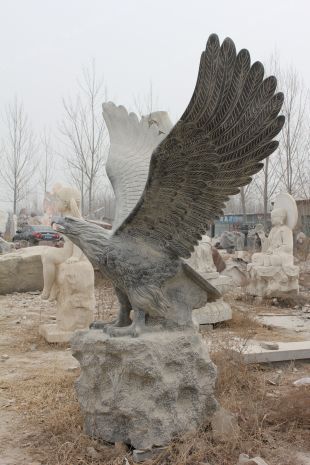 动物石雕老鹰,石雕雄鹰雕塑,园林石雕雄鹰雕塑,雄鹰动物雕塑,曲阳石雕厂,曲阳雕塑公司 -- XY010
