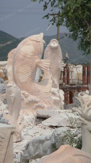 动物石雕鱼,石雕鱼雕塑,园林石雕鱼雕塑,鲤鱼雕塑,石雕喷泉鱼雕塑,曲阳石雕厂,曲阳雕塑公司 -- Y008