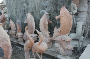 动物石雕鱼,石雕鱼雕塑,园林石雕鱼雕塑,鲤鱼雕塑,石雕喷泉鱼雕塑,曲阳石雕厂,曲阳雕塑公司 -- Y012