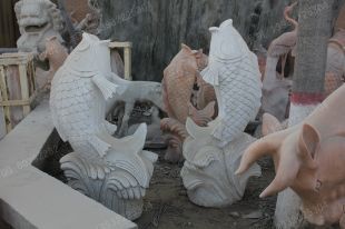 动物石雕鱼,石雕鱼雕塑,园林石雕鱼雕塑,鲤鱼雕塑,石雕喷泉鱼雕塑,曲阳石雕厂,曲阳雕塑公司 -- Y015