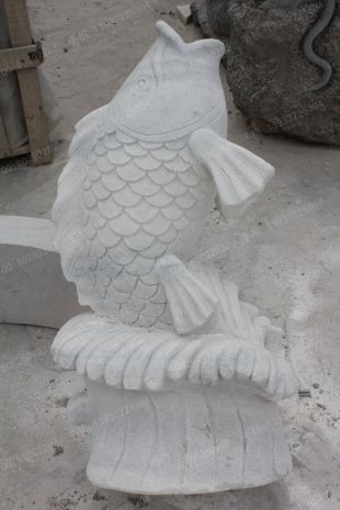 动物石雕鱼,石雕鱼雕塑,园林石雕鱼雕塑,鲤鱼雕塑,石雕喷泉鱼雕塑,曲阳石雕厂,曲阳雕塑公司 -- Y022