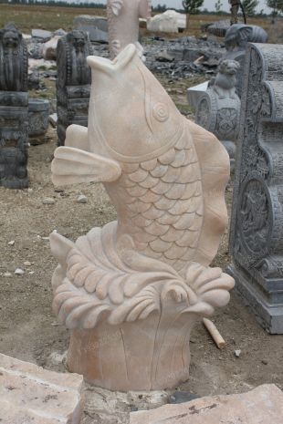 动物石雕鱼,石雕鱼雕塑,园林石雕鱼雕塑,鲤鱼雕塑,石雕喷泉鱼雕塑,曲阳石雕厂,曲阳雕塑公司 -- Y024
