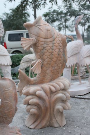 动物石雕鱼,石雕鱼雕塑,园林石雕鱼雕塑,鲤鱼雕塑,石雕喷泉鱼雕塑,曲阳石雕厂,曲阳雕塑公司 -- Y026