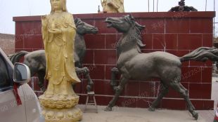 铜雕马,铸铜马,铜马城市雕塑,铜雕城市雕塑,马踏飞燕马雕塑,铸铜雕塑厂,铸铜雕塑,铸铜工艺厂,铸铜雕塑厂家 - TD025