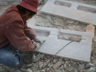石雕栏板加工现场,石雕栏板安装现场 - JGXC010